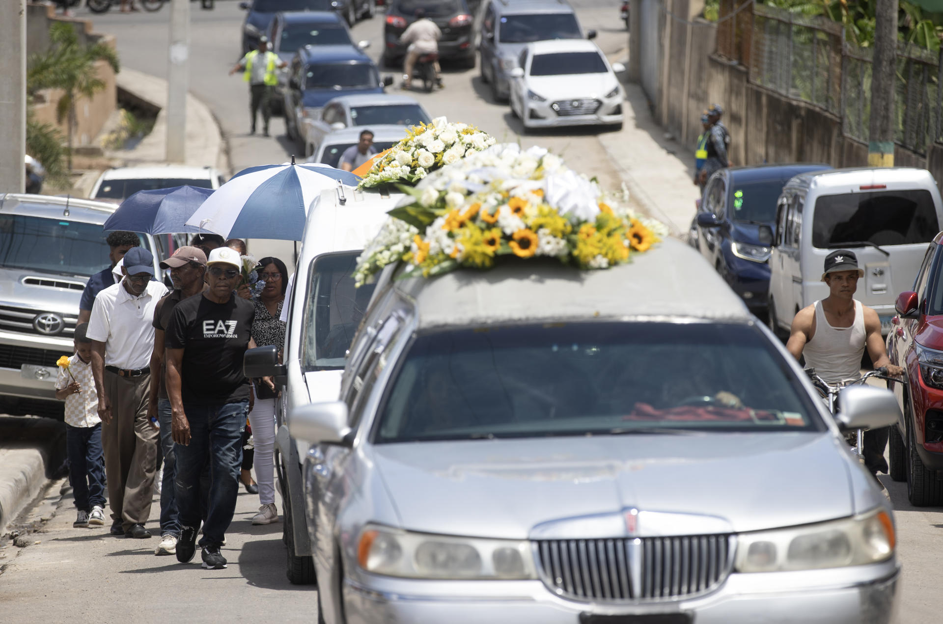 Fotografía de una caravana durante la sepultura de dos personas fallecidas