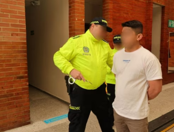 Así quedó grabado policía robando elementos de equipaje en Aeropuerto El Dorado
