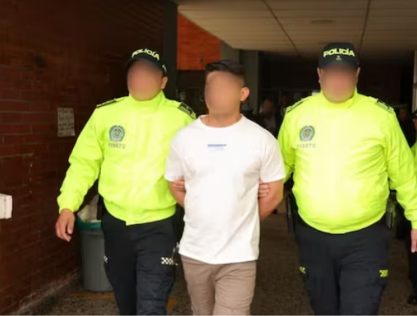 Así quedó grabado policía robando elementos de equipaje en Aeropuerto El Dorado