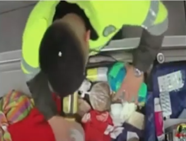 Policía fue captado robando.