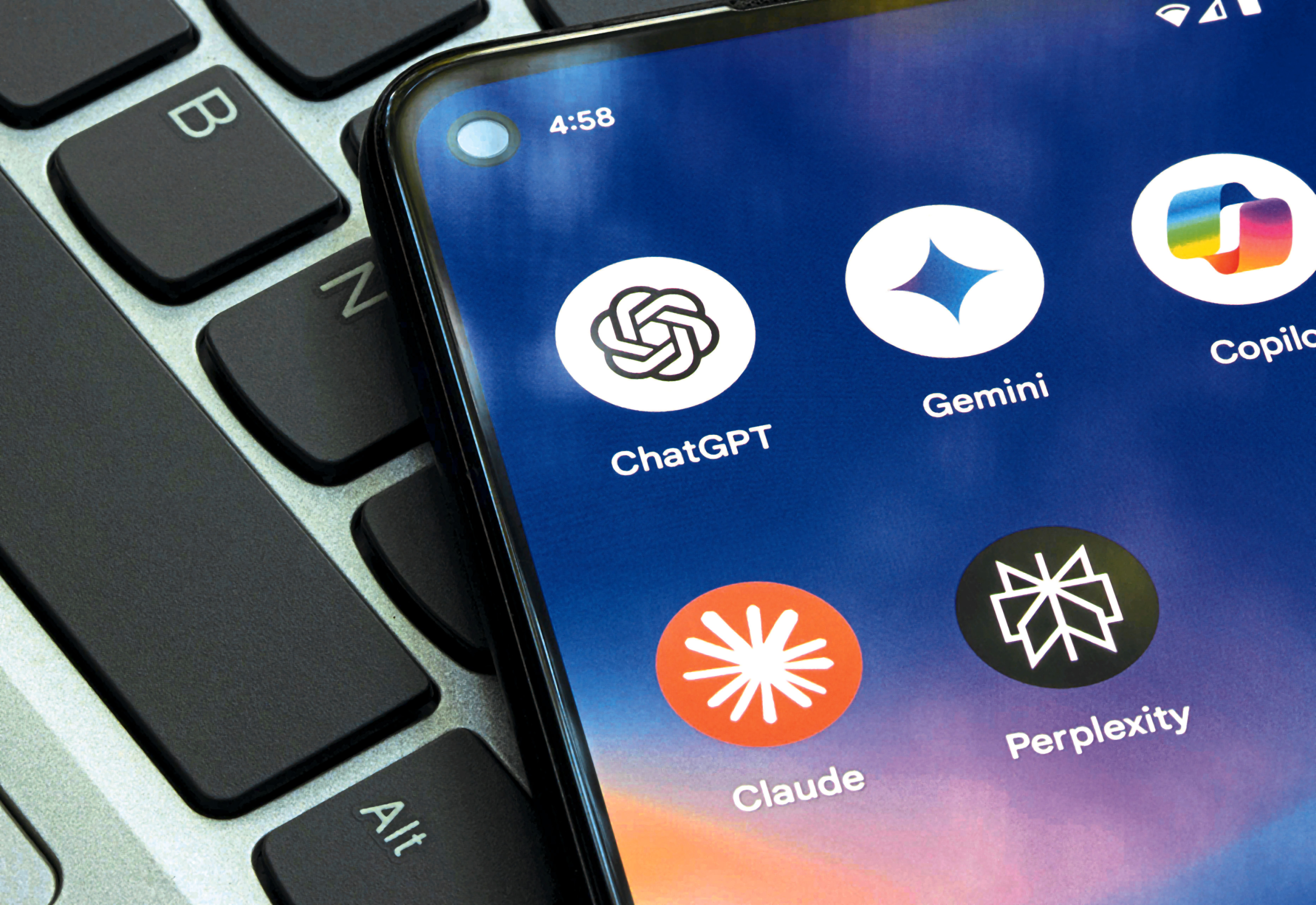 Sistemas en Android o en iPhone aprenden de los movimientos, consultas, datos, correos, y mensajes que los usuarios hacen.