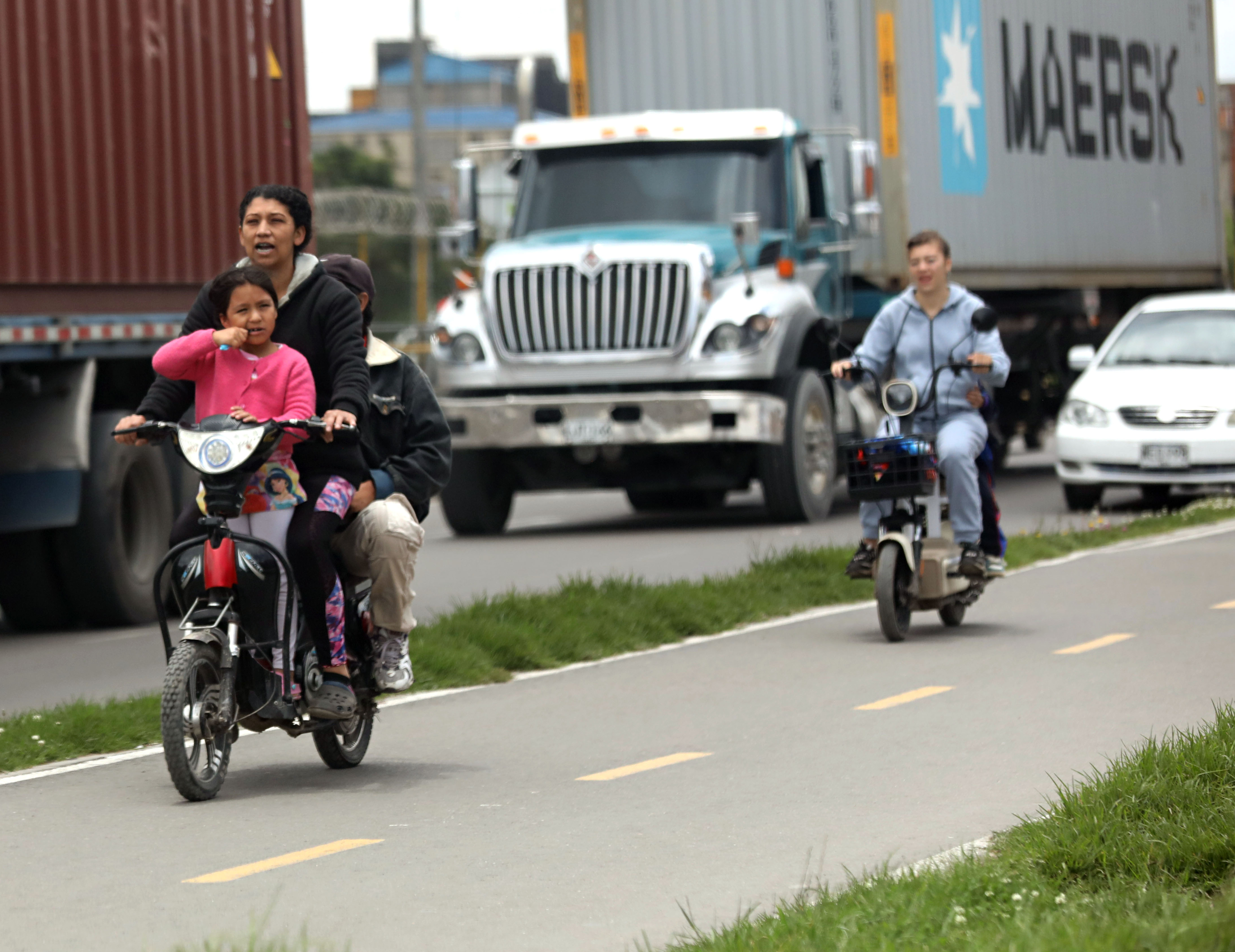 Los Bogotanos ven Cada Vez Más Esos Pequeños Vehículos, Que ni Son Motos ni Son Bicis, Transitando por Ciclorrutas y Espacio Público, Al Lado de Peatones y Ciclistas.