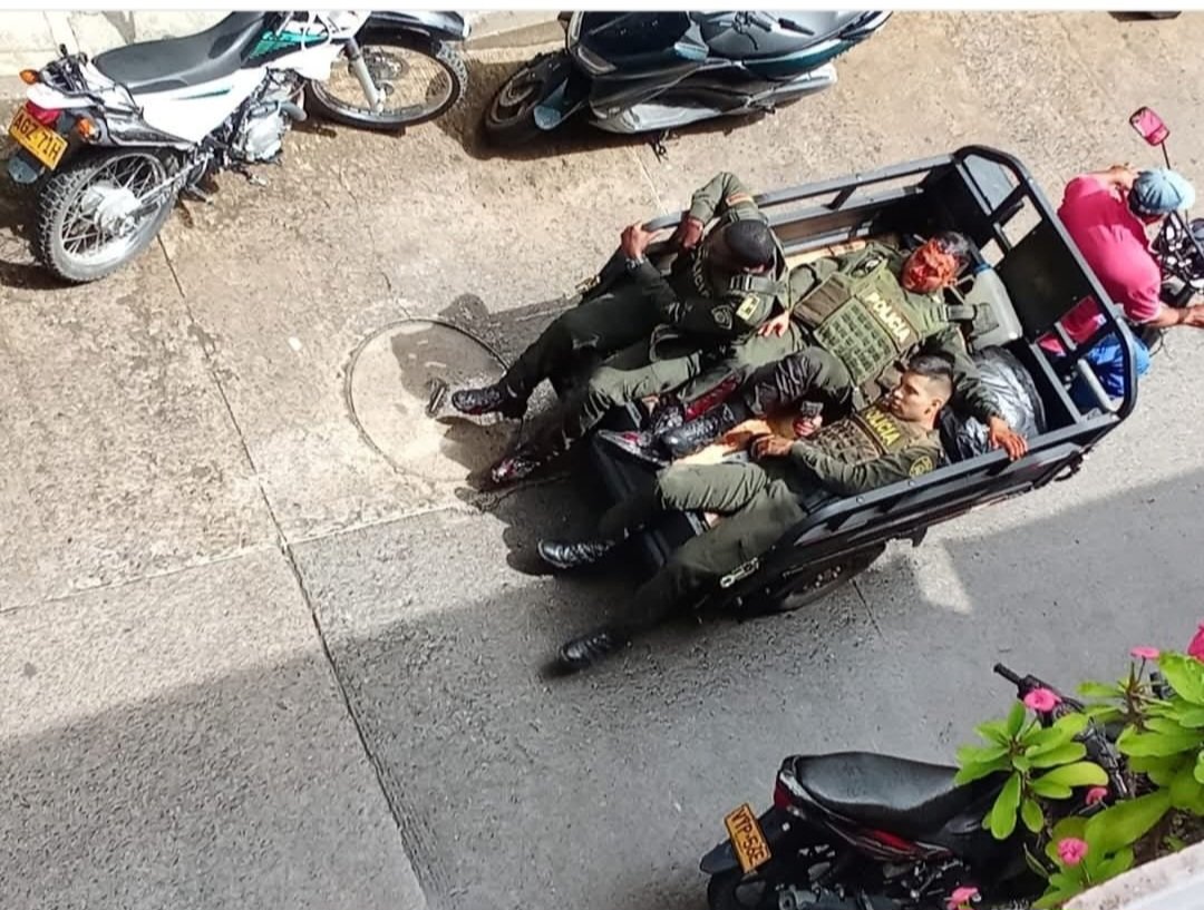 Policías heridos tras el ataque con granada en Remedios siendo transportados al hospital del municipio.