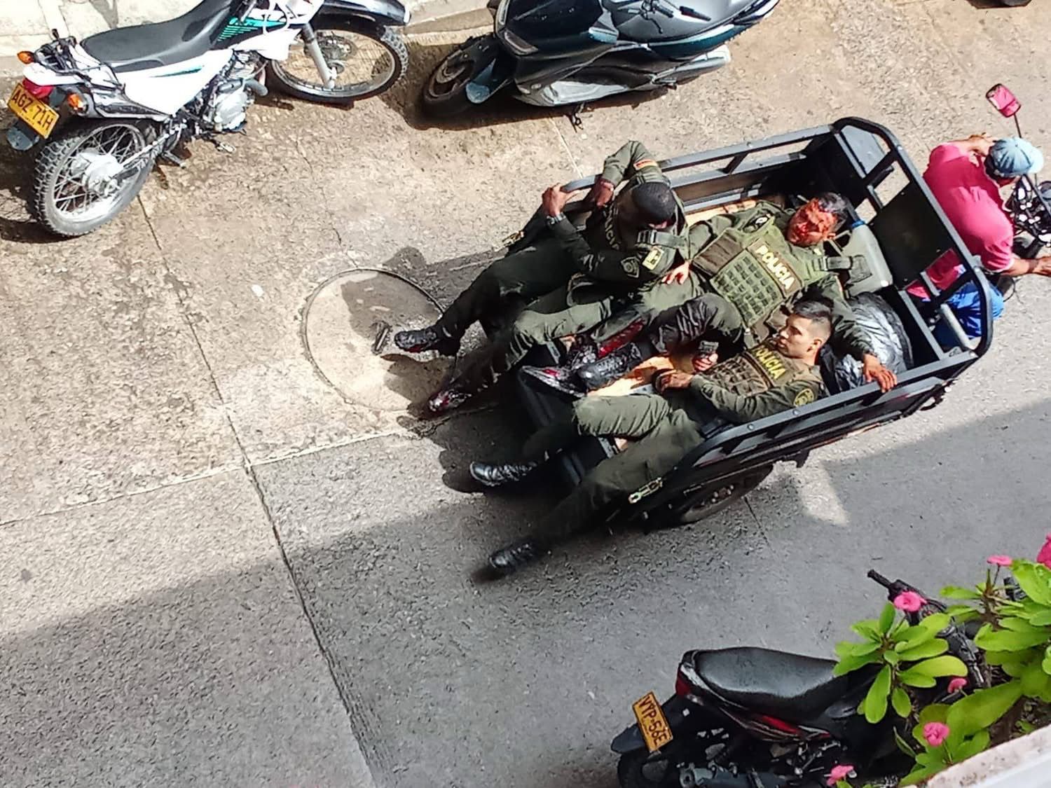 Tres policías heridos fueron evacuados en motocarro tras violento ataque con granada a la estación de policía de Remedios, Antioquia, que dejó además a dos sicarios abatidos por la rápida reacción de un uniformado.