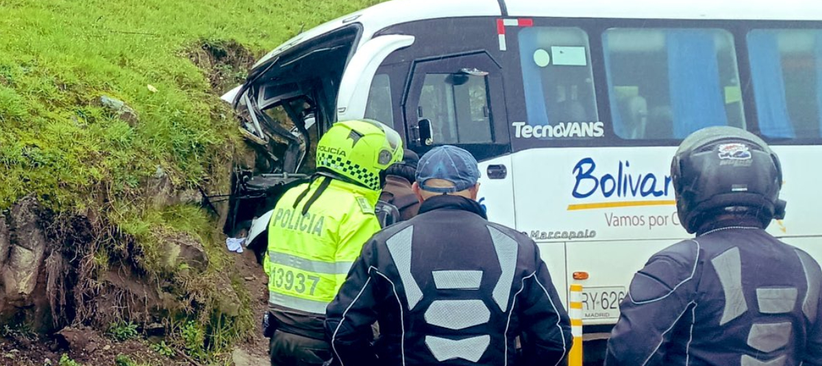 Accidente de bus en vía Bogotá - Girardot.