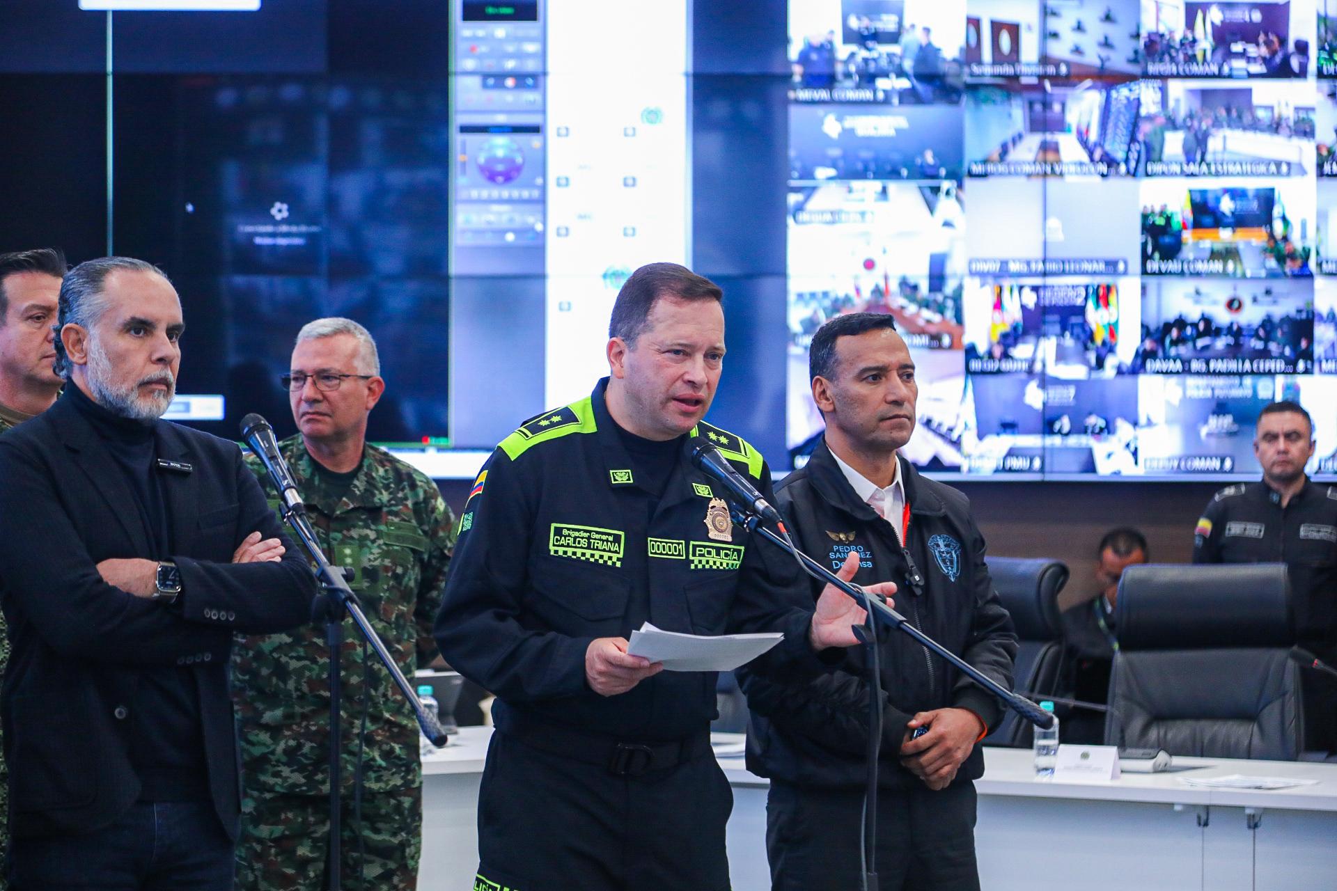 El director de la Policía, general Carlos Fernando Triana (c), acompañado del MIndefensa y Mininterior.