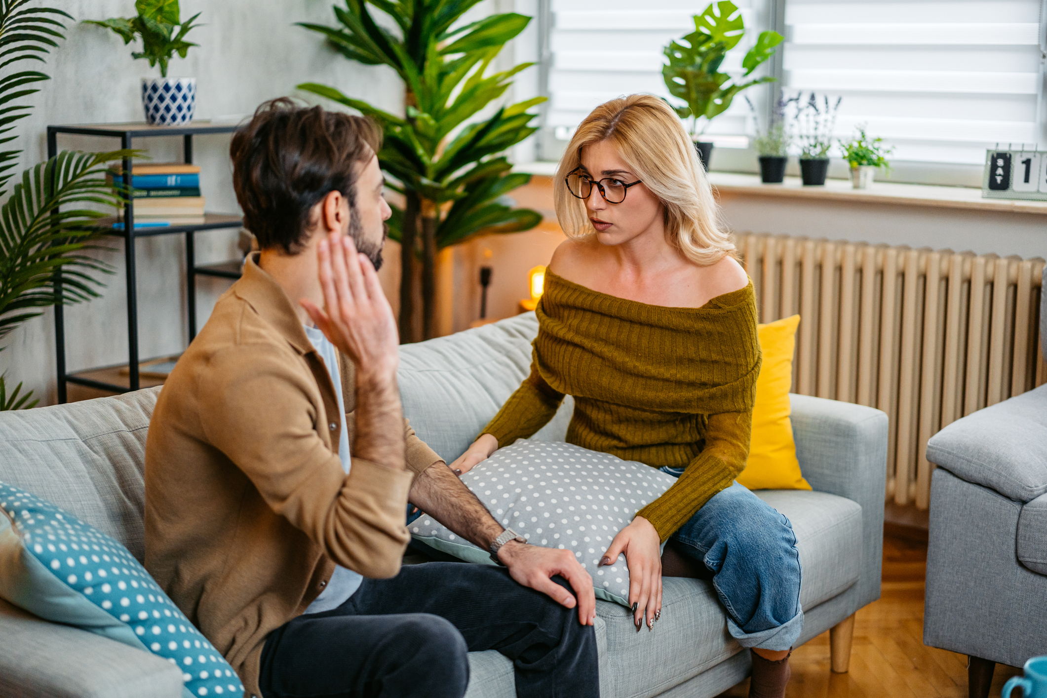 ¿Qué significa si una persona evita hacer contacto visual, según la ...