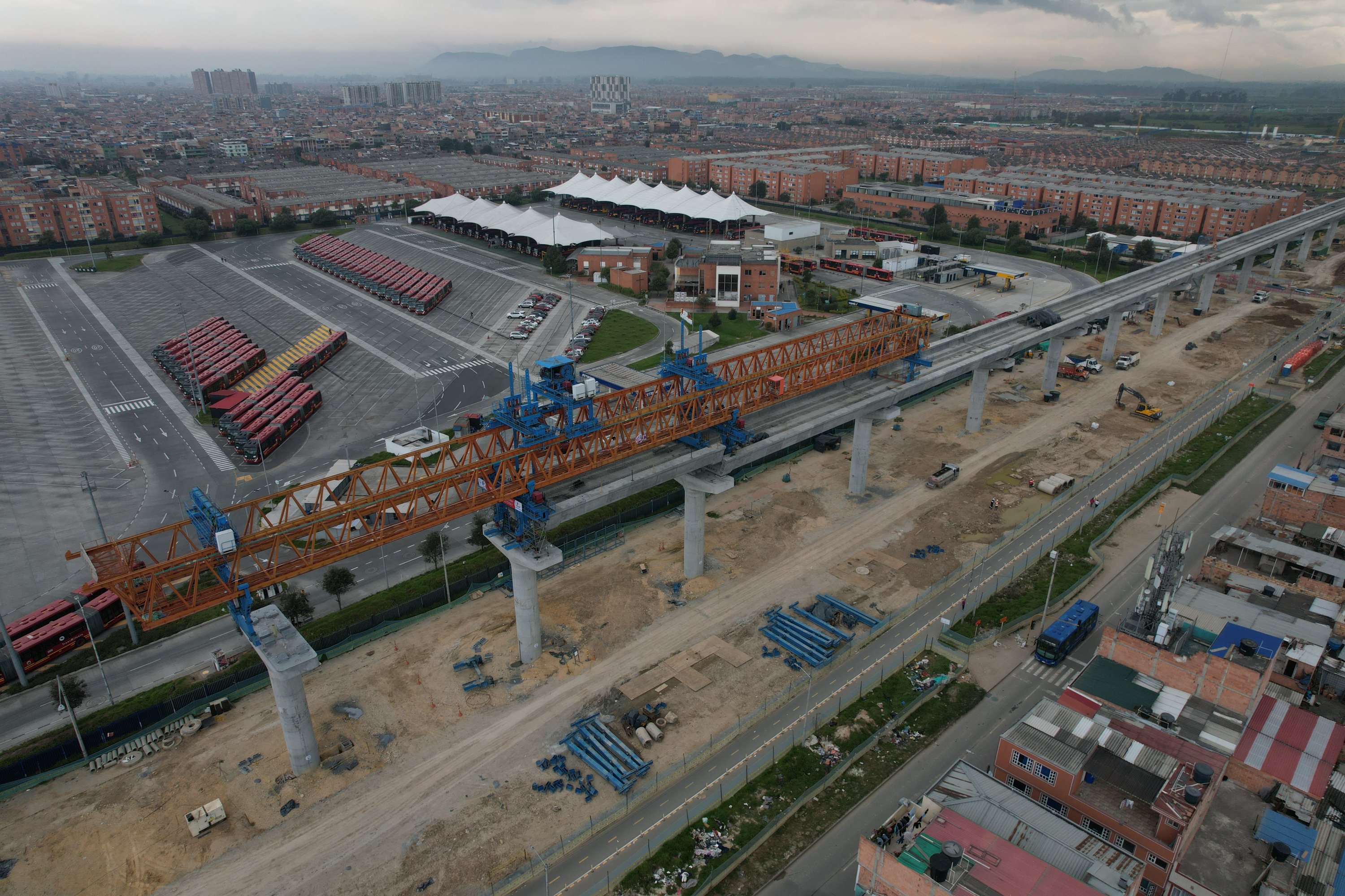 Obras de la Primera Línea del Metro de Bogotá a la Altura de El Portal de Las Américas.