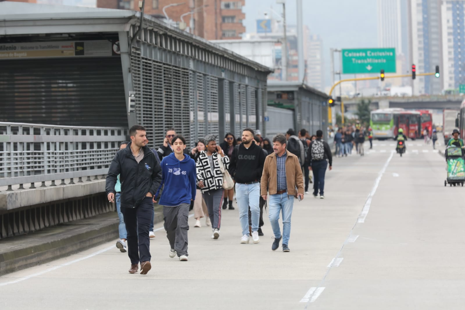 Personas caminando por manifestaciones en Bogotá