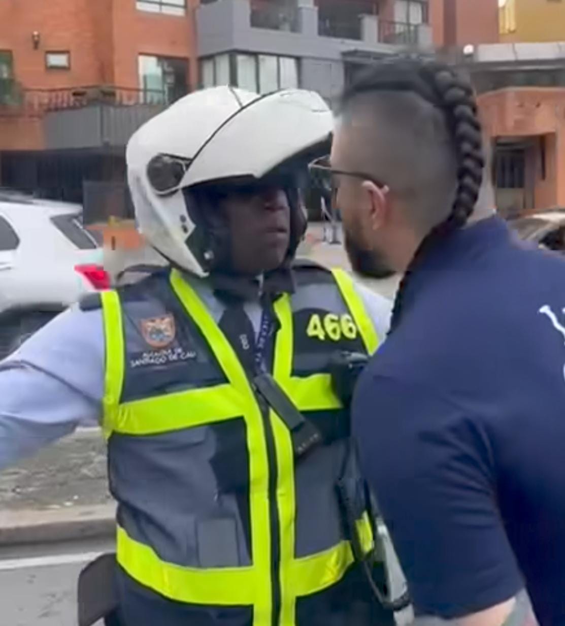 Sujeto que lanzó insultos a agente de tránsito en Cali