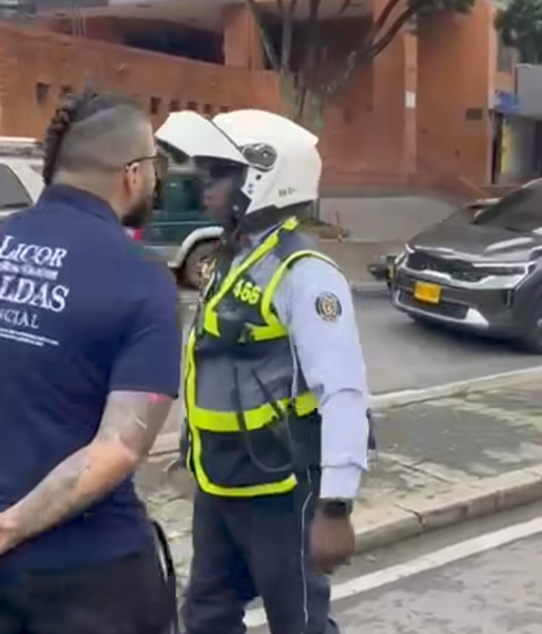 Sujeto que lanzó insultos a agente de tránsito en Cali