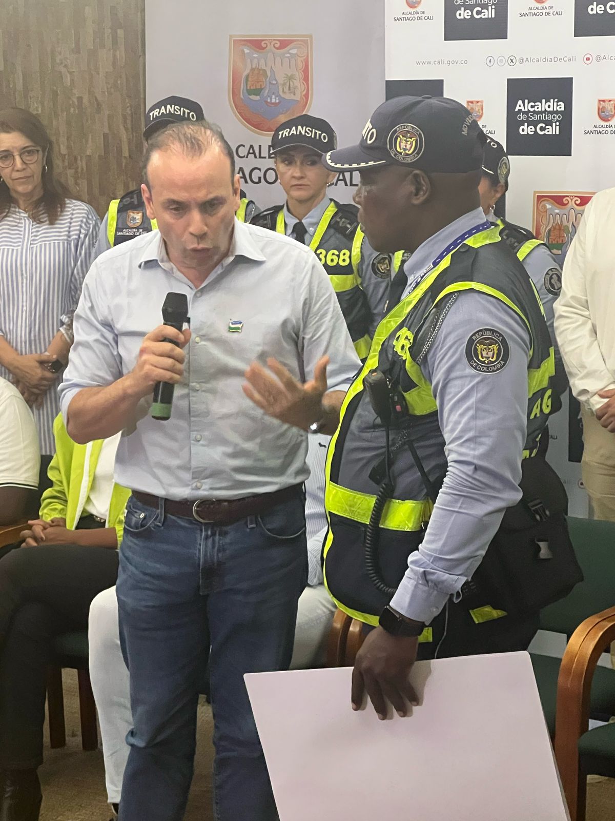 El alcalde de Cali con el agente de tránsito agredido.