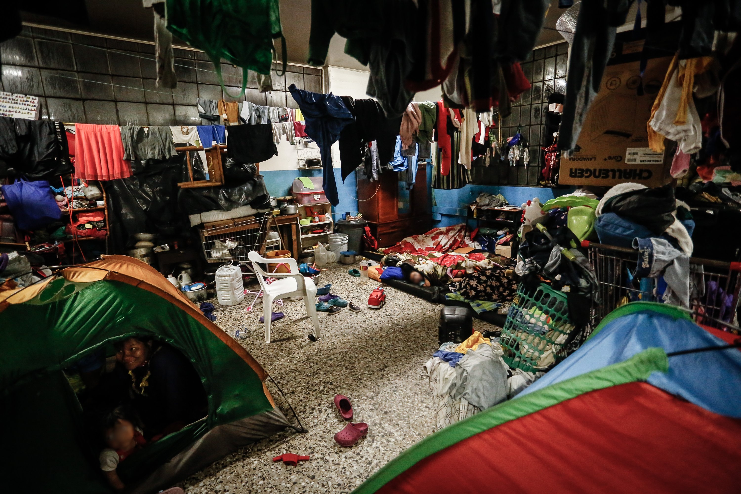 Bogotá febrero 2024. El Nivel de Hacinamiento en la Rioja SuperA El 400 Por Ciento. En el Lugar Adecuado para 300 Personas Viven 1.400 Indángenas. Crédito: Ceet Fotógrafo: Nestor Gómez