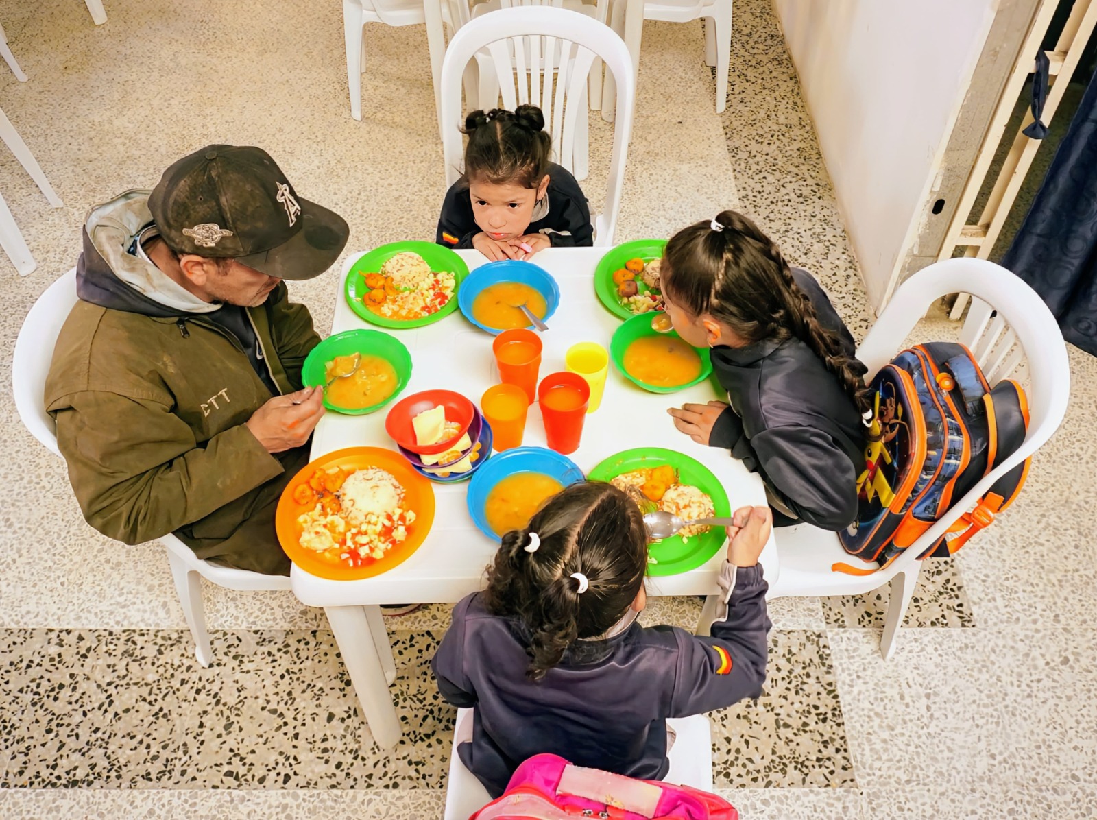 Estudiantes de colegios públicos de Bogotá reciben alimentación caliente en los 219 comedores escolares