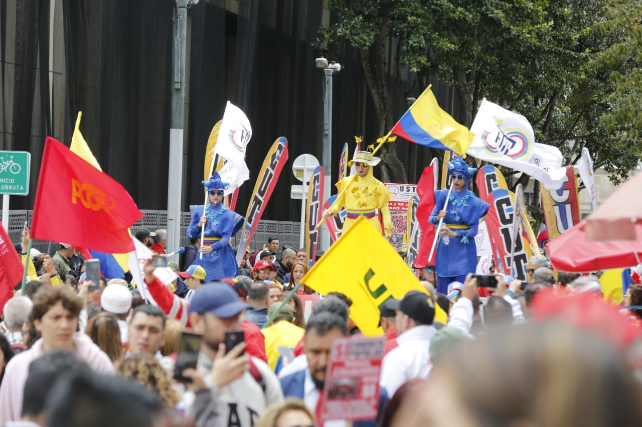 Manifestantes llegan a la Plaza de Bolívar.