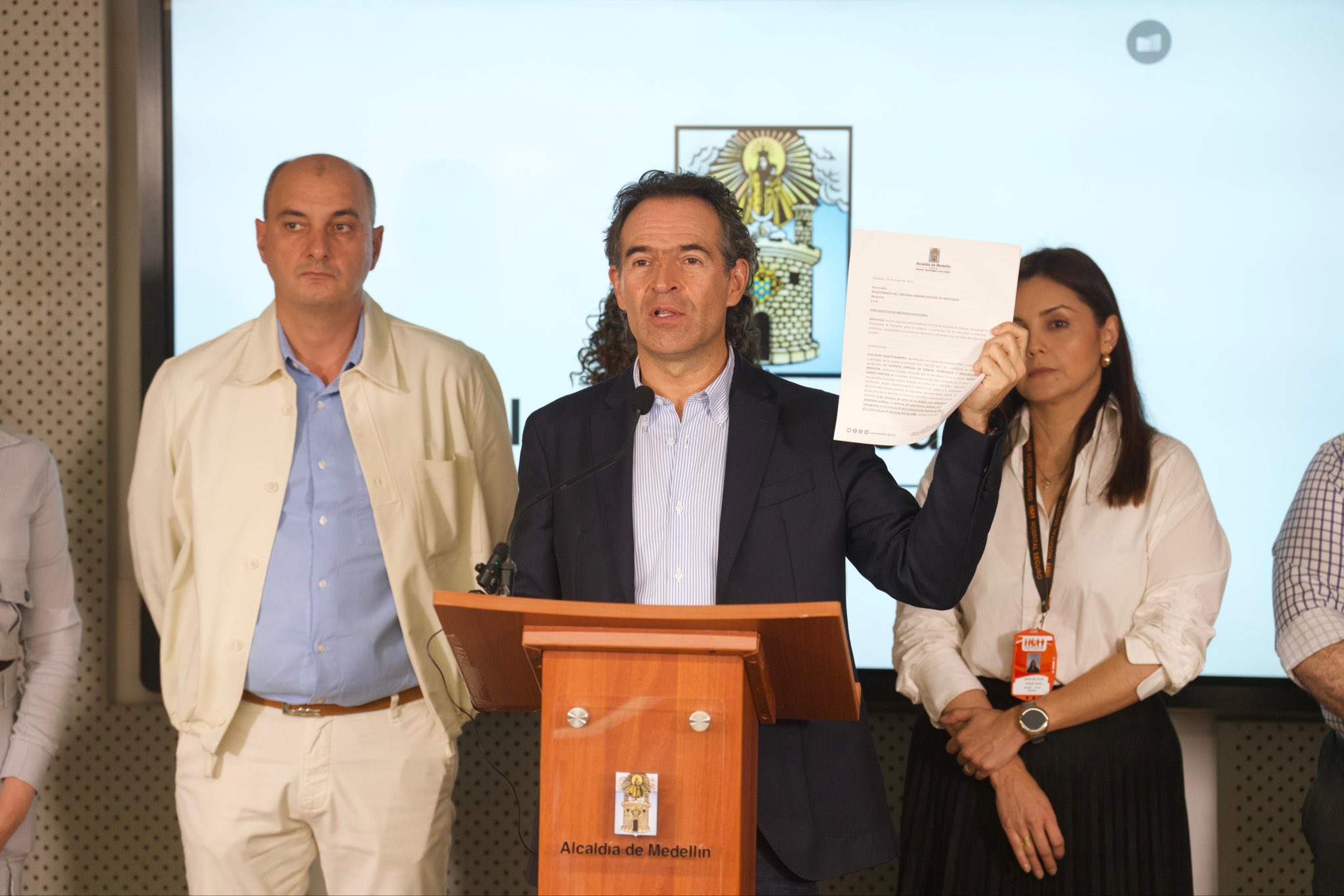Gutiérrez presentó el documento de la demanda que interpondrá a través del Tribunal Administrativo de Antioquia.
