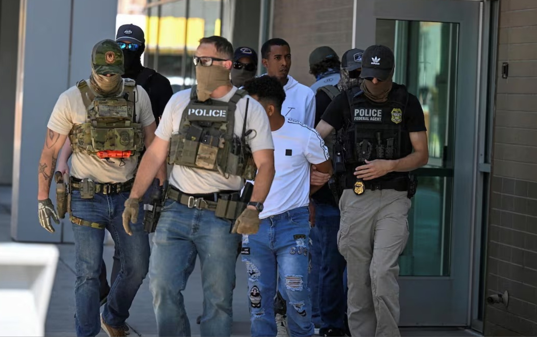 Cómo ICE detiene a migrantes de esta forma