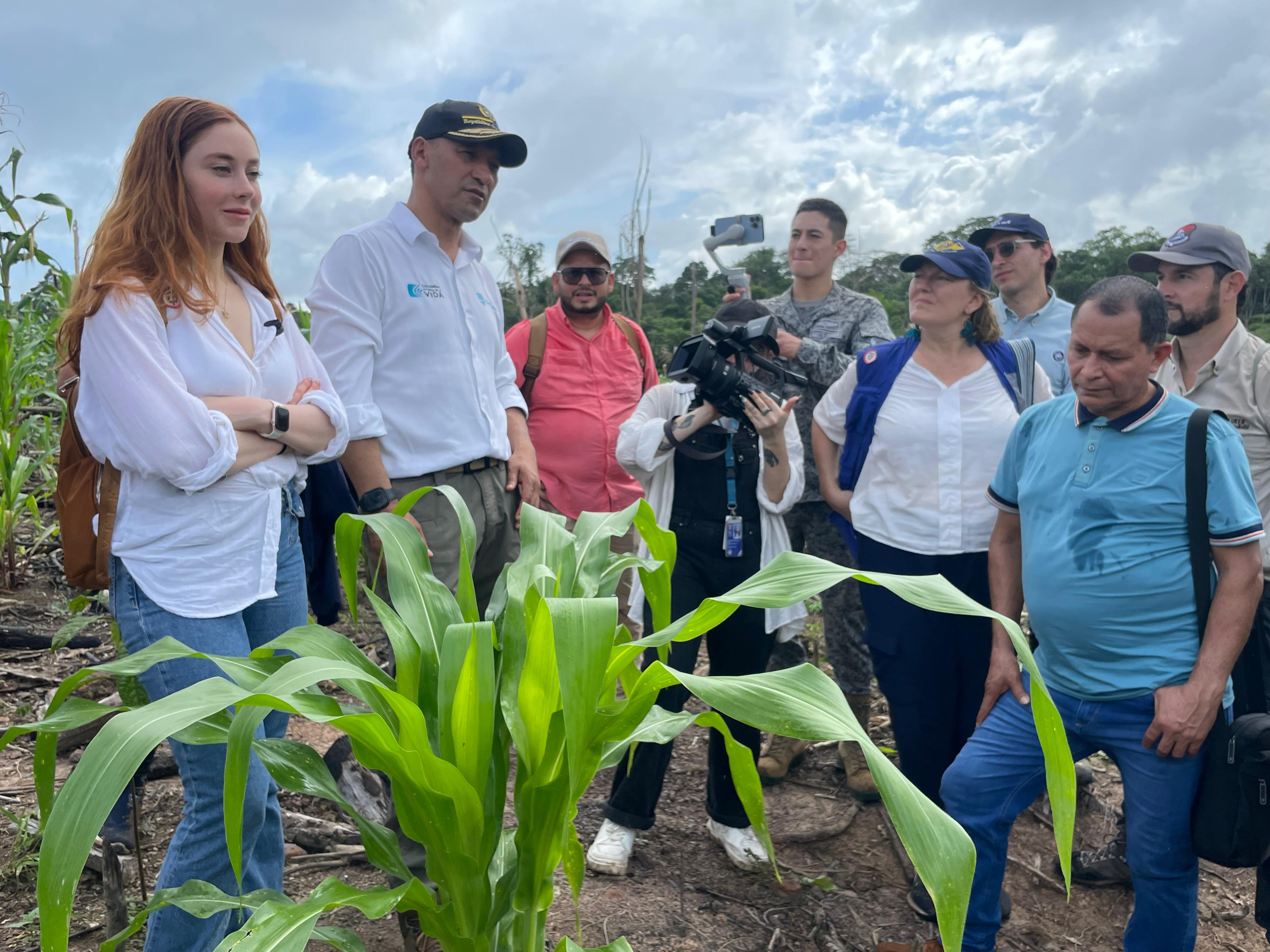 El Ministro Junto Con Los Campasinos Durante la Visita Al Modelo de Sustitució.