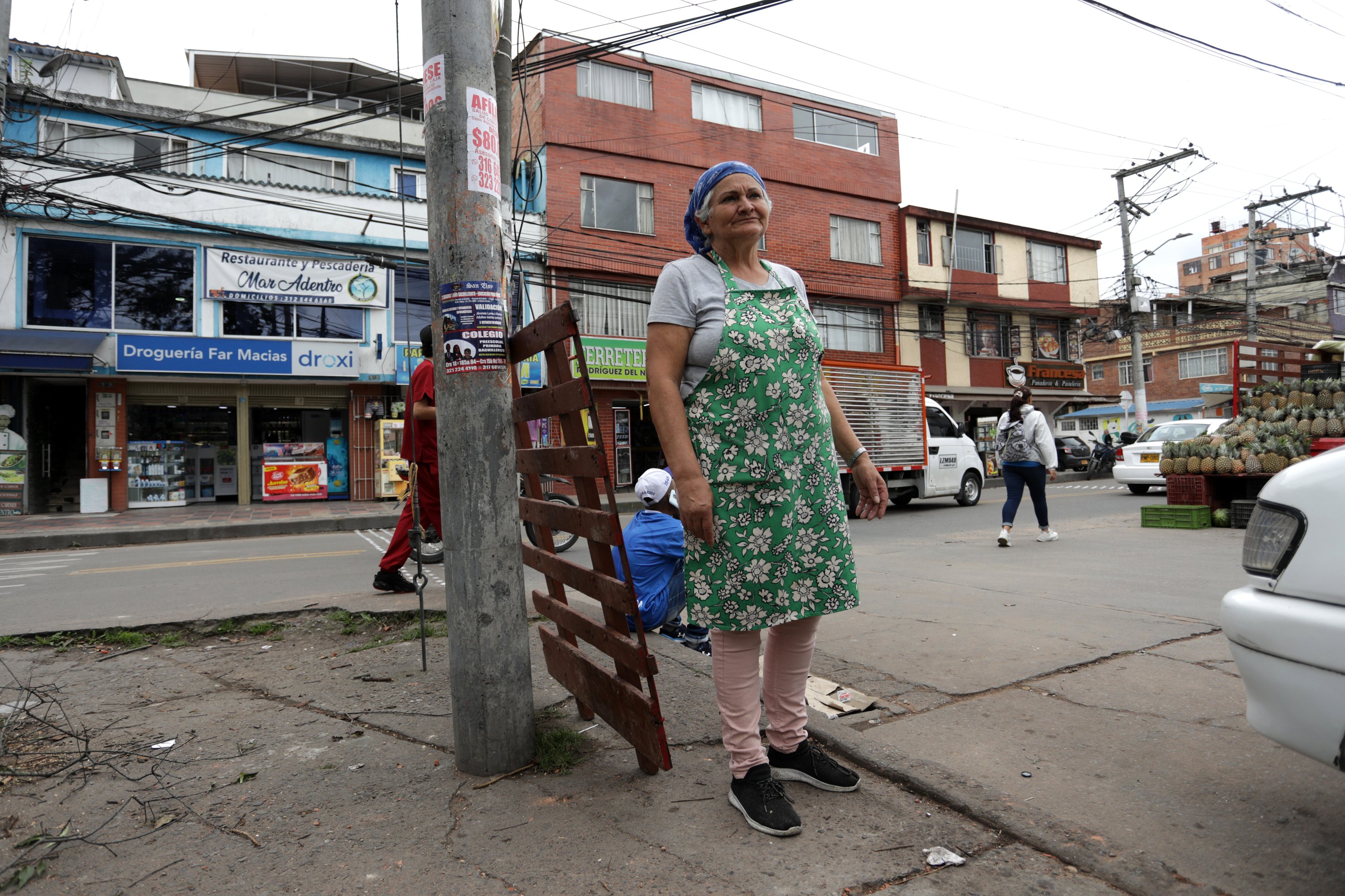 Bogotá 30 de Mayo 2025. 
La vecina del barrio Verbenal, Yaneth Franco Badillo es protagonista de un suceso en redes sociales, donde tras salir en días pasados a defender a su barrio de encapuchados que pretendía bloquear las vías, se a convertido en un ejemplo de civismo y logrado la admiración por su valentía al defender su localidad. 
Foto: César Melgarejo/ El Tiempo @cesarmelgarejoa
 Crédito: CEET Fotógrafo: CESAR MELGAREJO