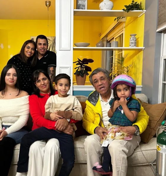 David Vivas junto a su familia.