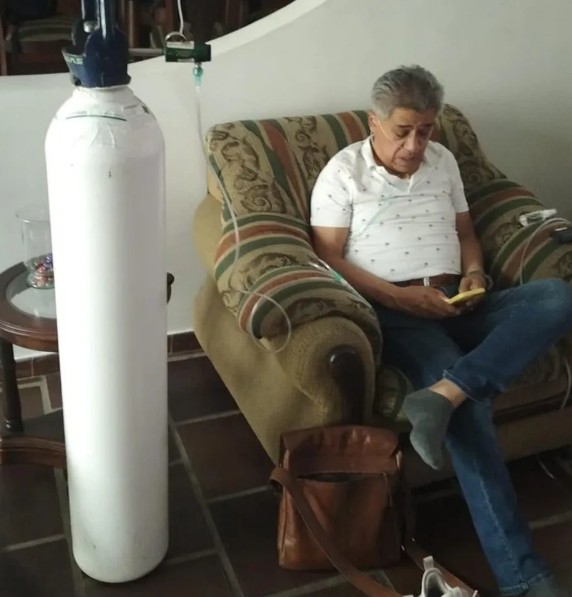 David Vivas tiene 70 años.