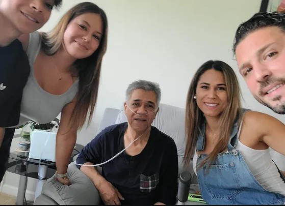 David Vivas junto a su familia.