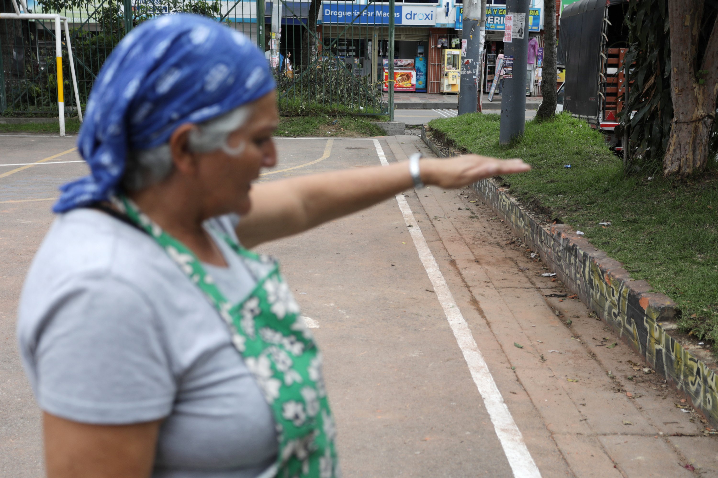 Bogotá 30 de Mayo 2025. 
La vecina del barrio Verbenal, Yaneth Franco Badillo es protagonista de un suceso en redes sociales, donde tras salir en días pasados a defender a su barrio de encapuchados que pretendía bloquear las vías, se a convertido en un ejemplo de civismo y logrado la admiración por su valentía al defender su localidad. 
Foto: César Melgarejo/ El Tiempo @cesarmelgarejoa
 Crédito: CEET Fotógrafo: CESAR MELGAREJO