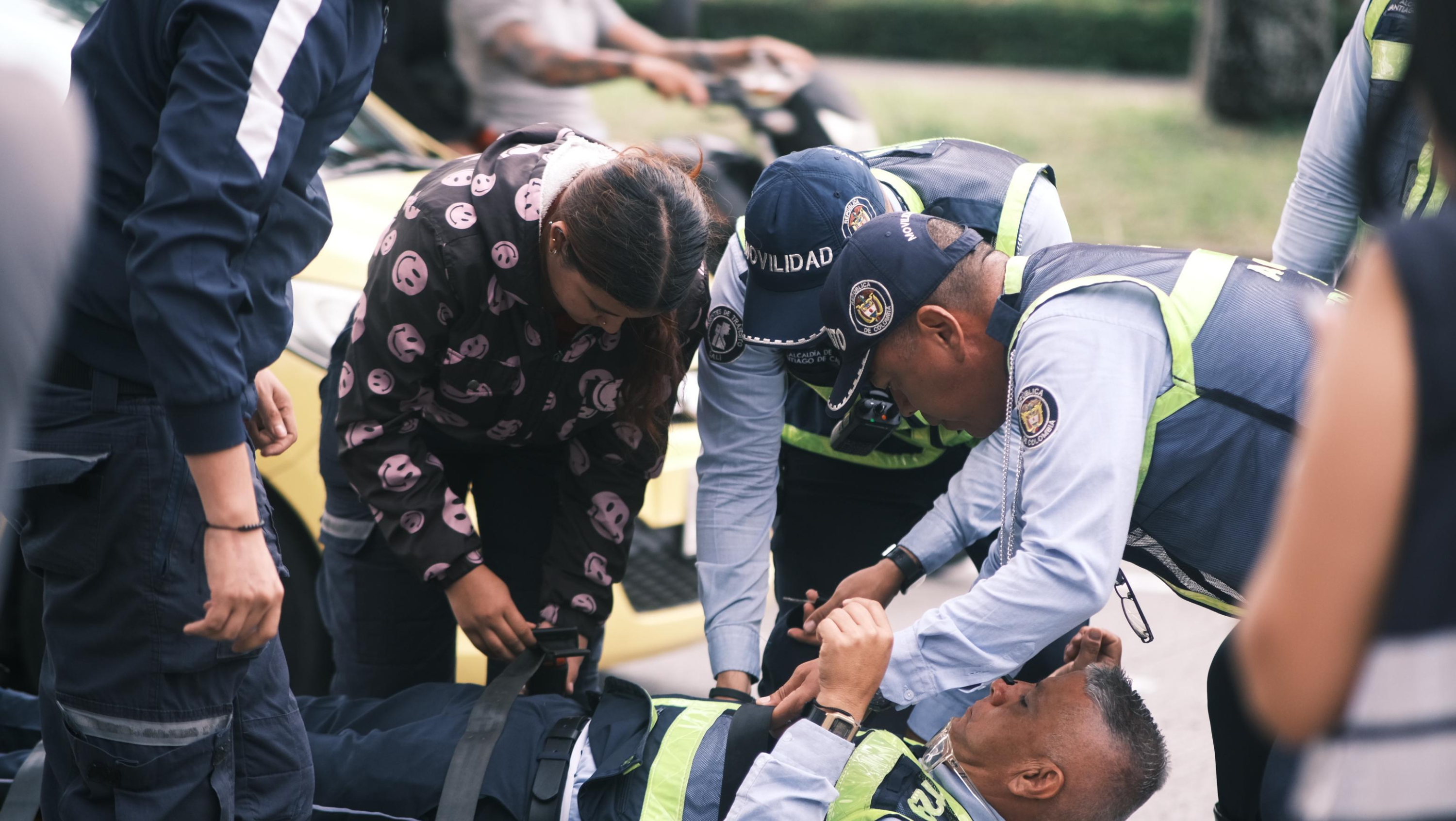 Otro agente de tránsito agredido en Cali. Fue arrollado por infractor vial en moto.