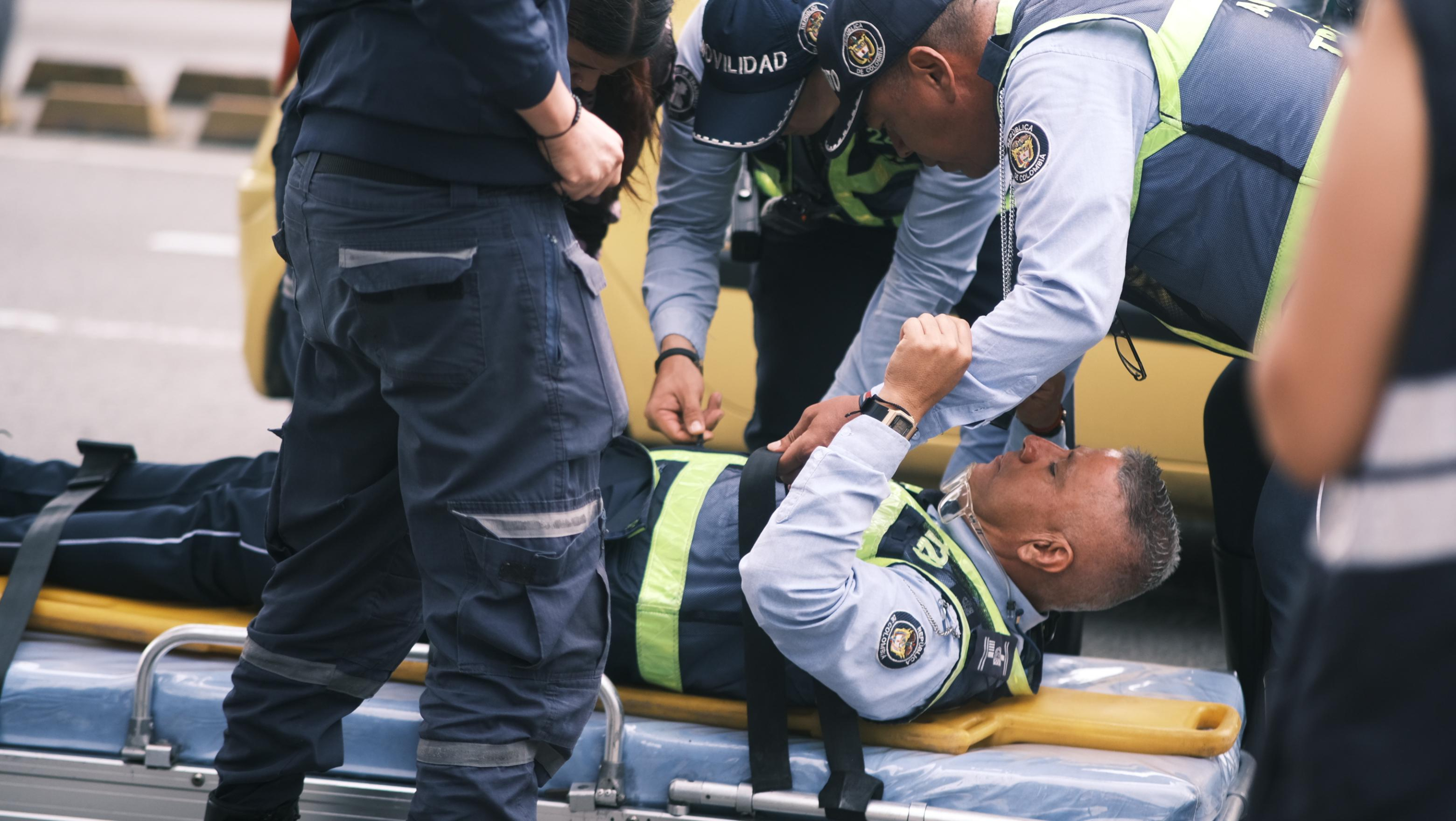 Otro agente de tránsito agredido en Cali. Fue arrollado por infractor vial en moto.