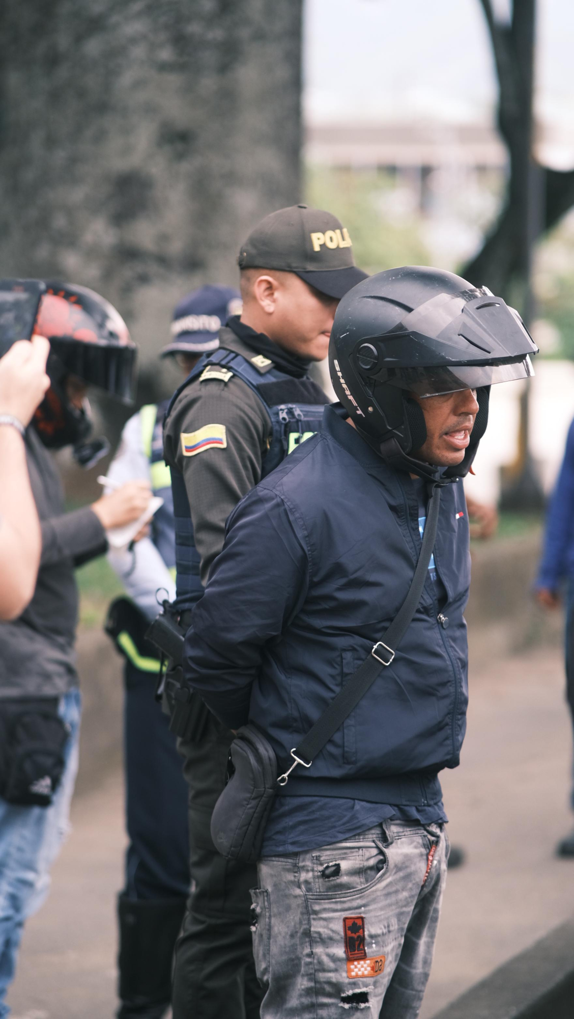 Otro agente de tránsito agredido en Cali. Fue arrollado por infractor vial en moto.