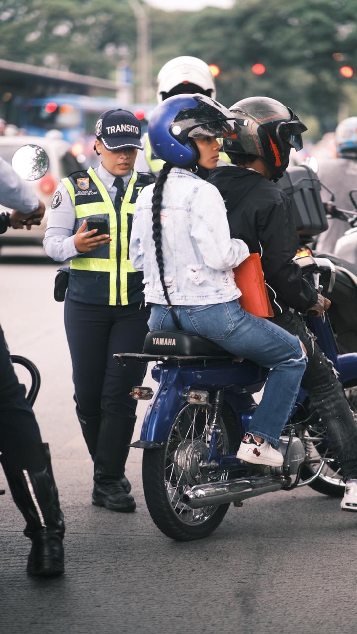 La moto no llevaba placas, según la secretaría de Movilidad de Cali.