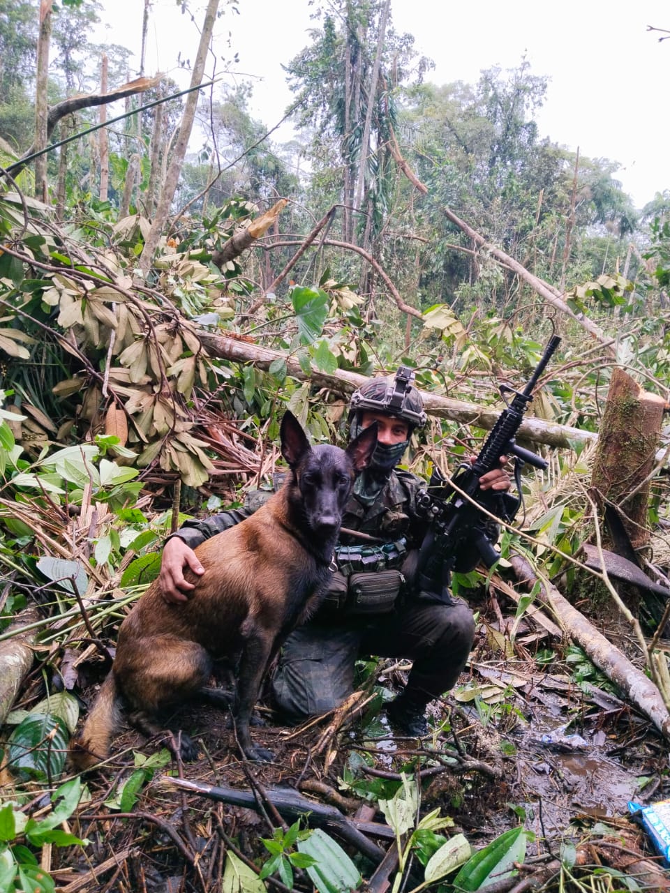 Daga junto al soldado Pardo.