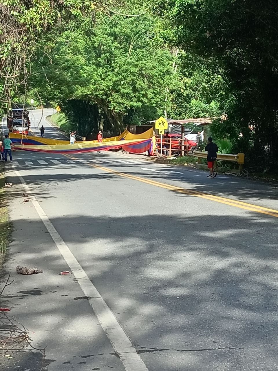 Bloqueo vía Taraza-Caucasia.