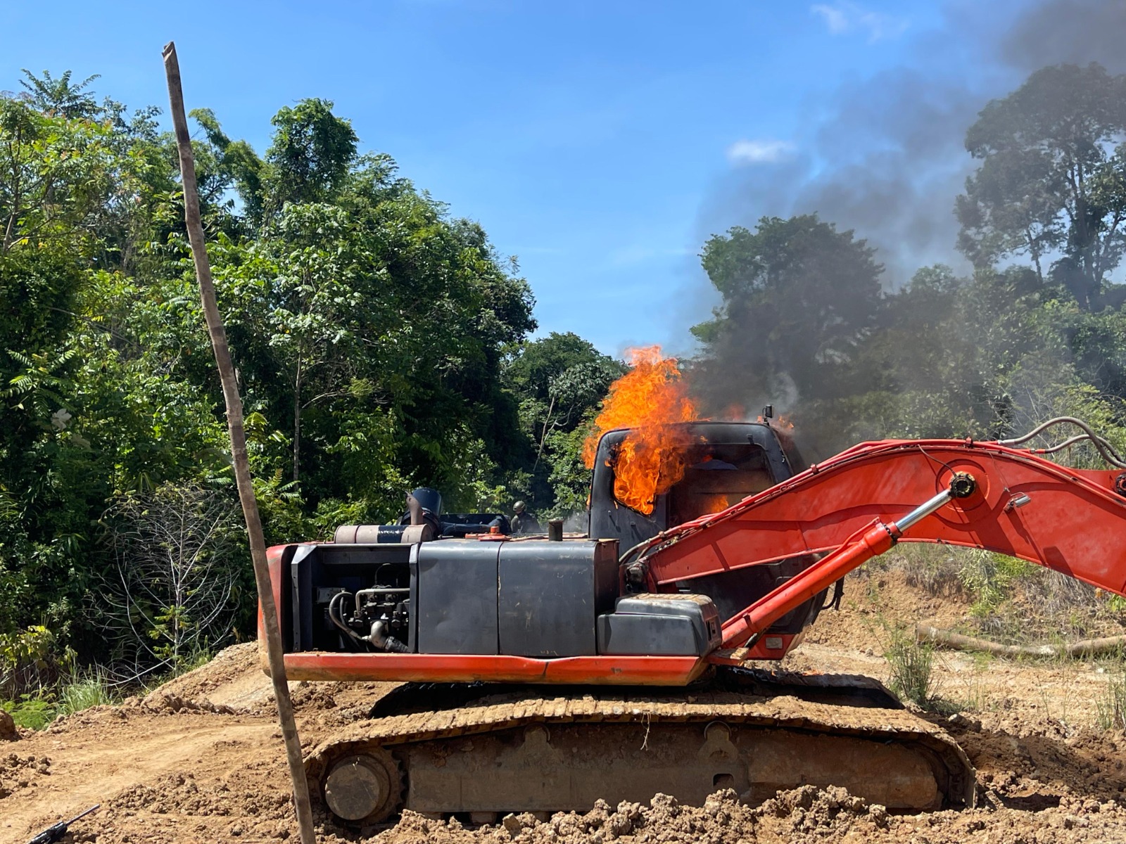 Excavadora destruida en operativos contra la minería ilegal en el Bajo Cauca.
