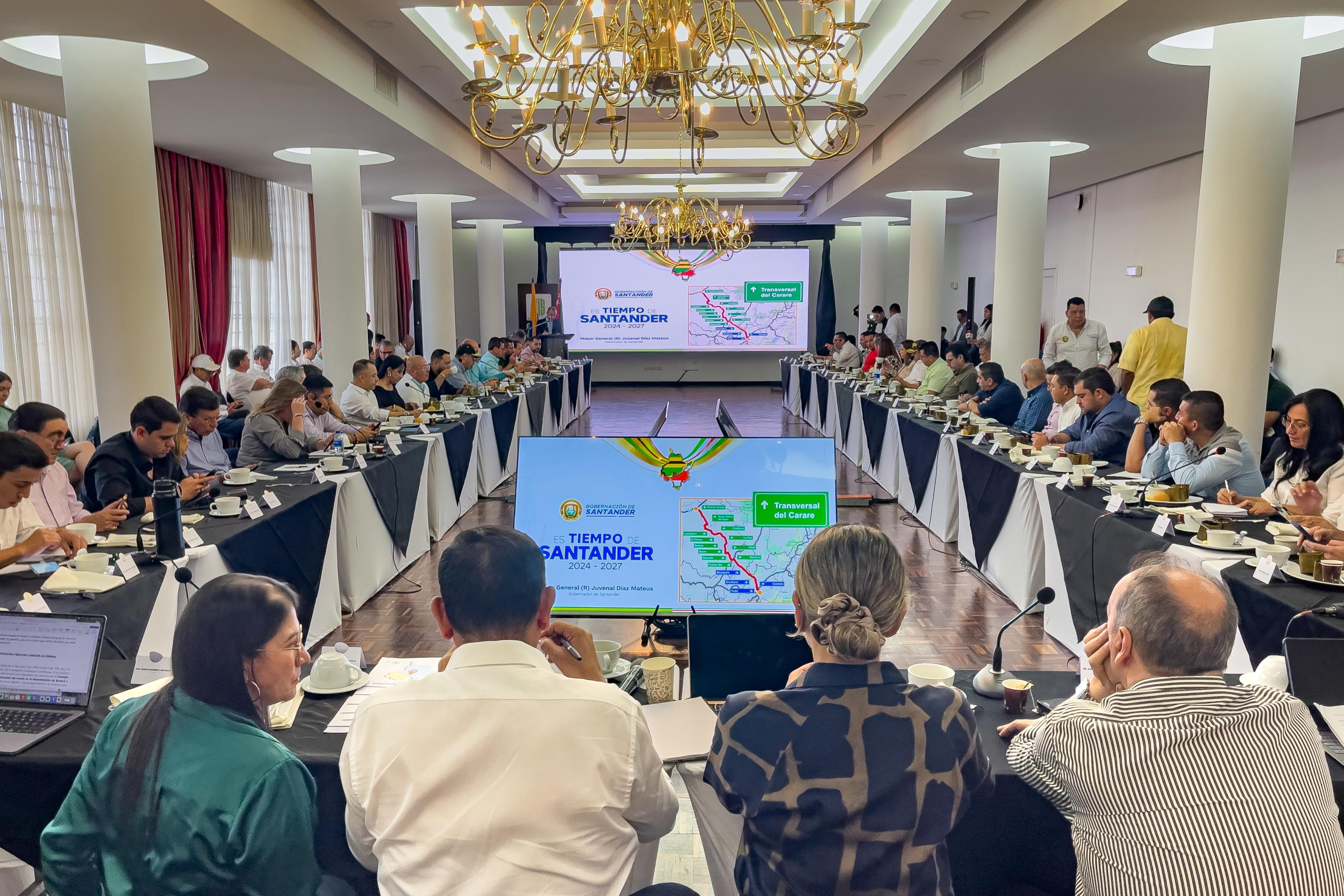 Reunión entre diferentes autoridades para hablar de la Transversal del Carare