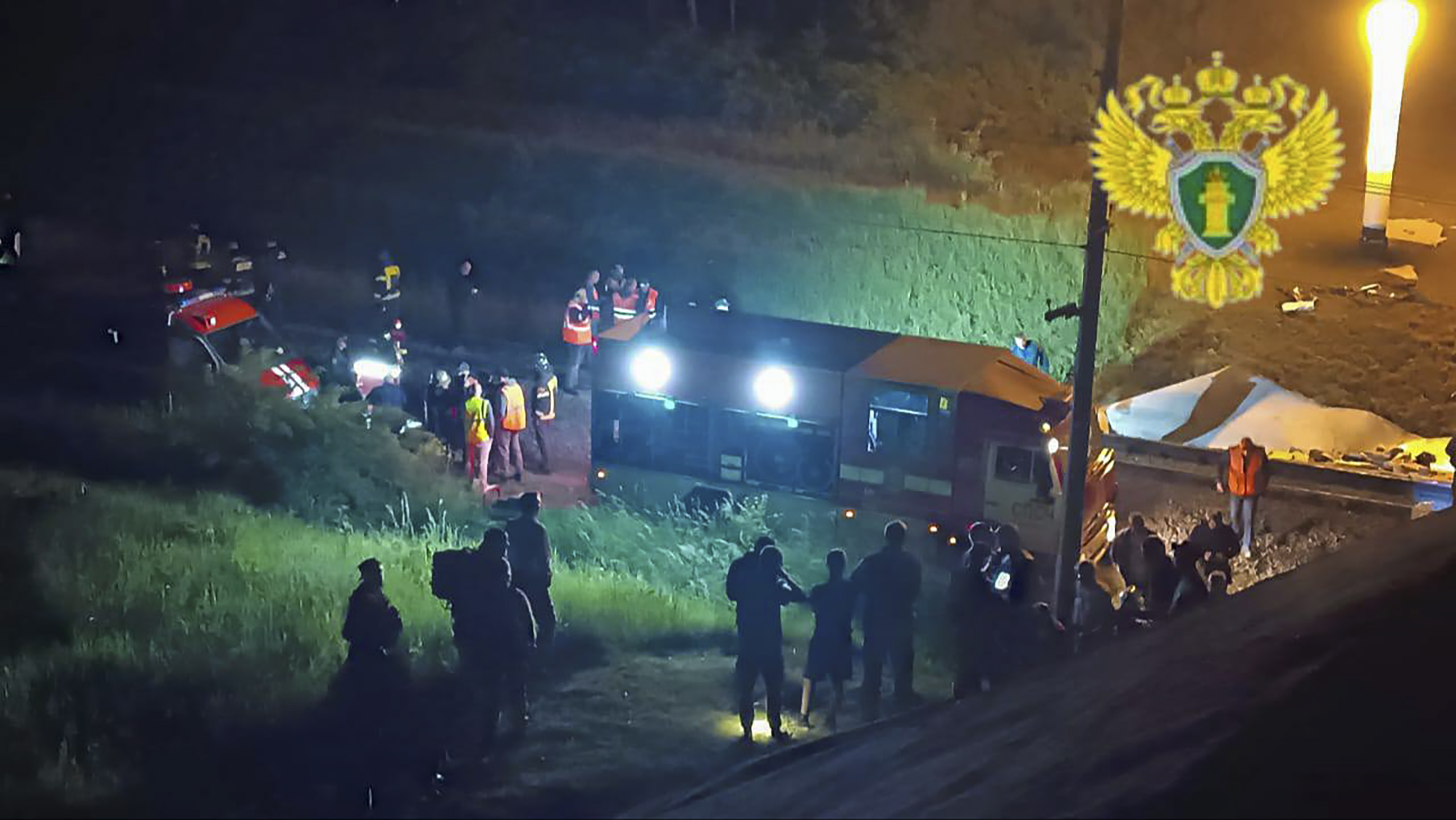 Al menos siete muertos y 30 heridos dejó el derrumbe de un puente sobre un tren con 300 pasajeros en Rusia