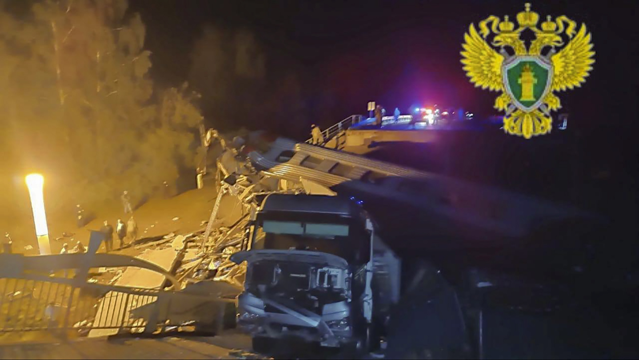 Al menos siete muertos y 30 heridos dejó el derrumbe de un puente sobre un tren con 300 pasajeros en Rusia