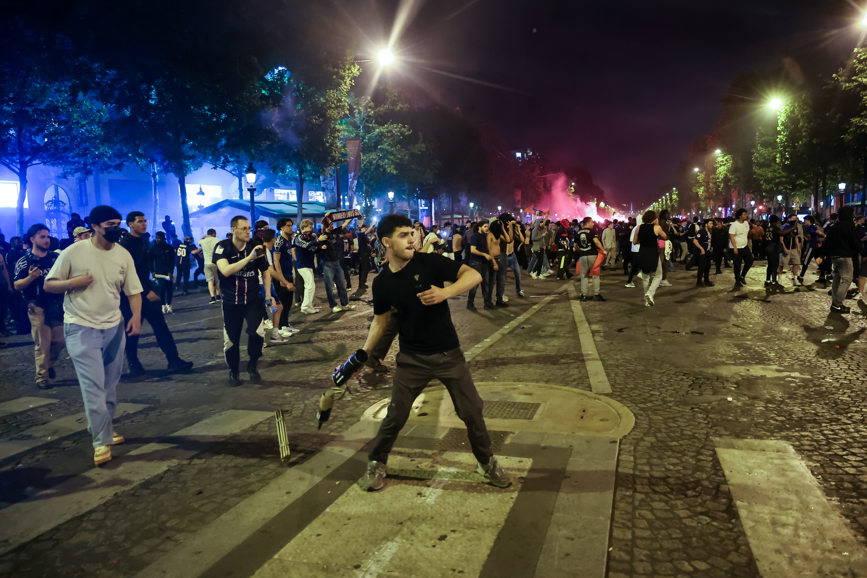 Por las celebraciones de la victoria del club PSG se registraron dos muertes y 200 heridos en Francia