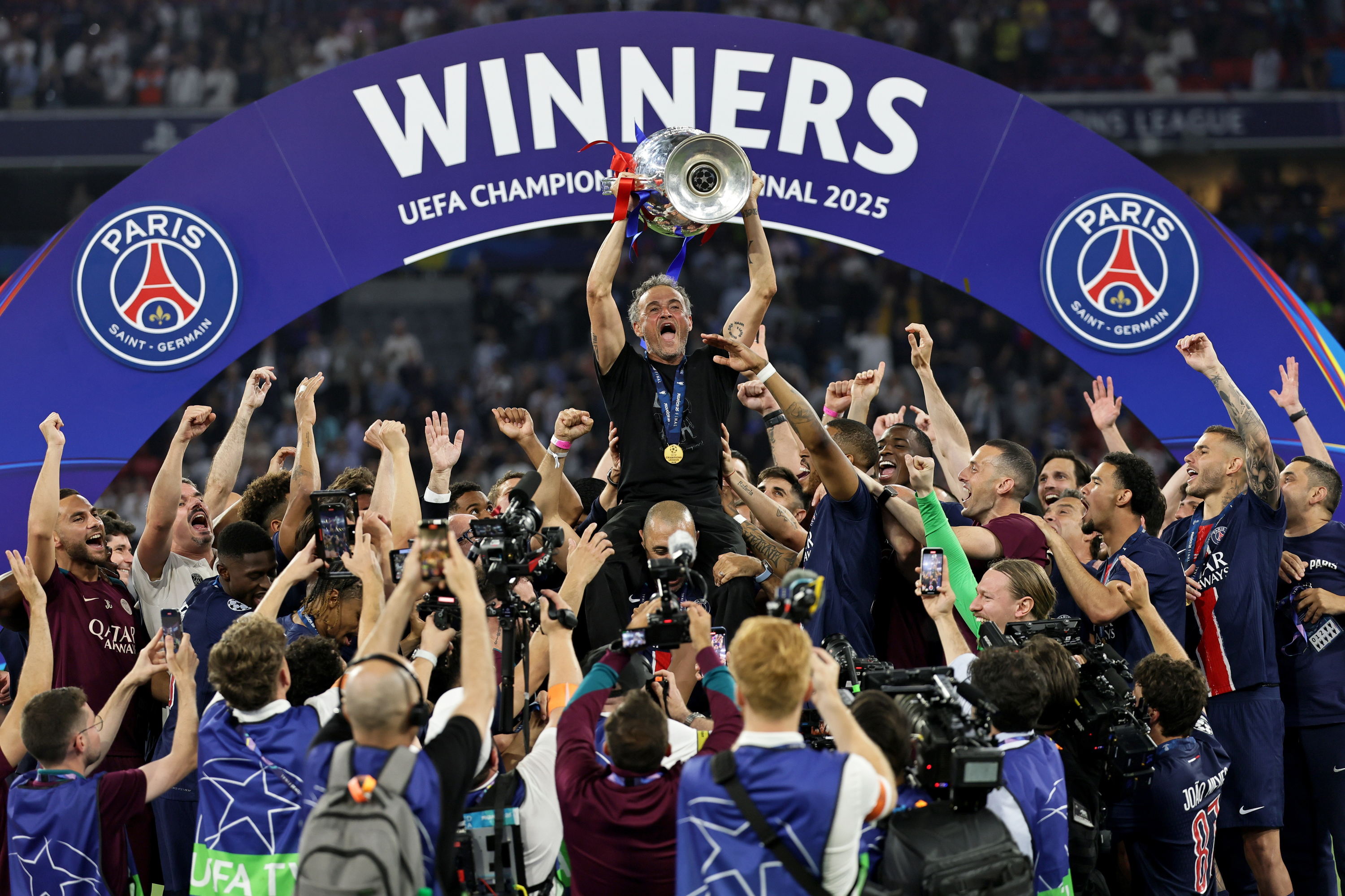 Por las celebraciones de la victoria del club PSG se registraron dos muertes y 200 heridos en Francia
