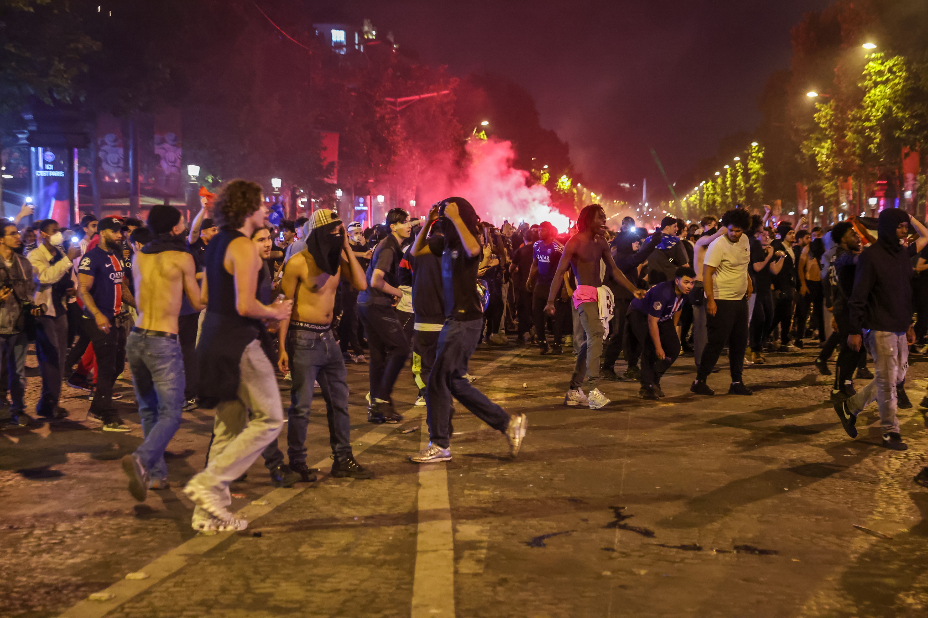 Por las celebraciones de la victoria del club PSG se registraron dos muertes y 200 heridos en Francia