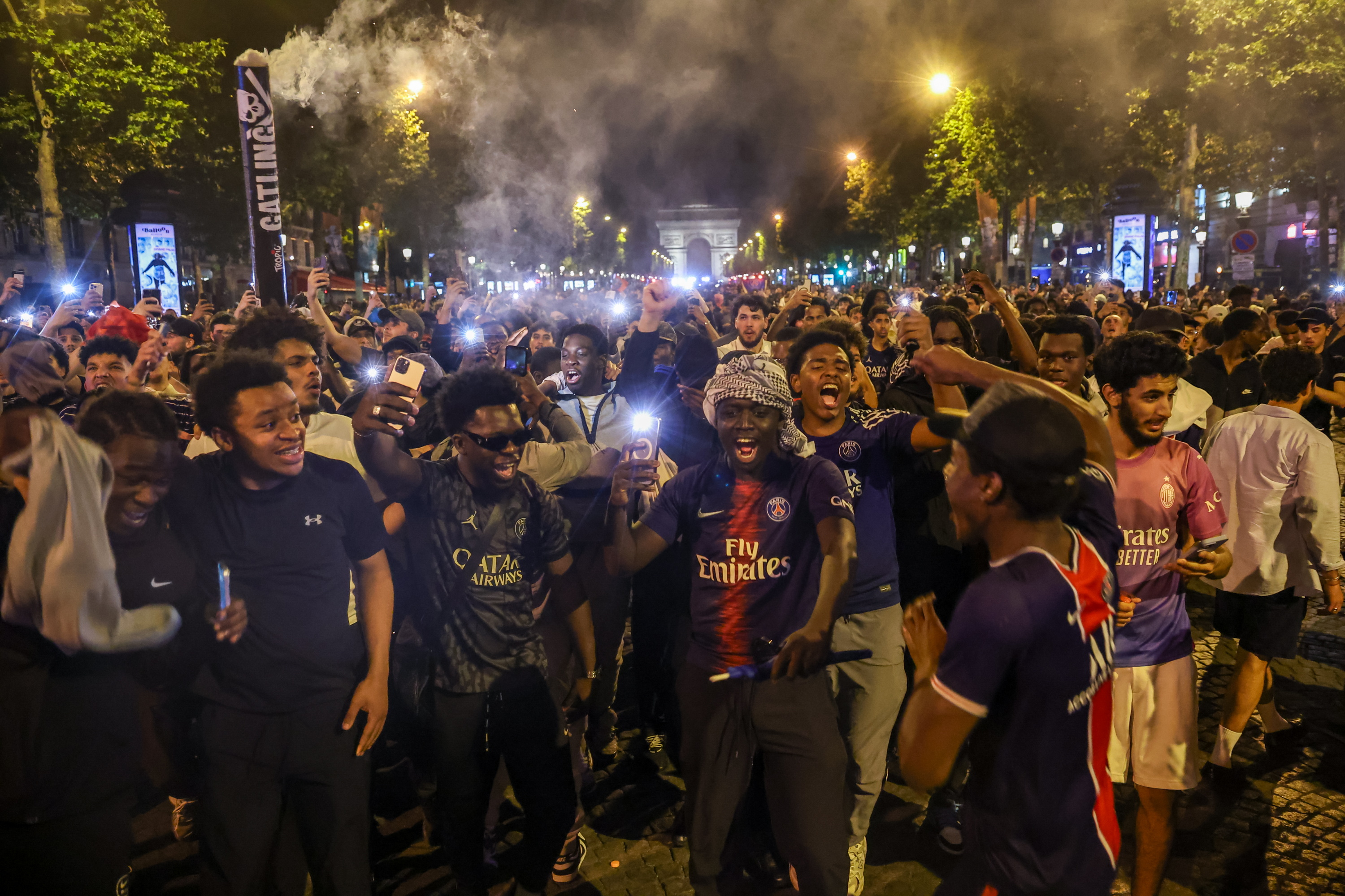Por las celebraciones de la victoria del club PSG se registraron dos muertes y 200 heridos en Francia