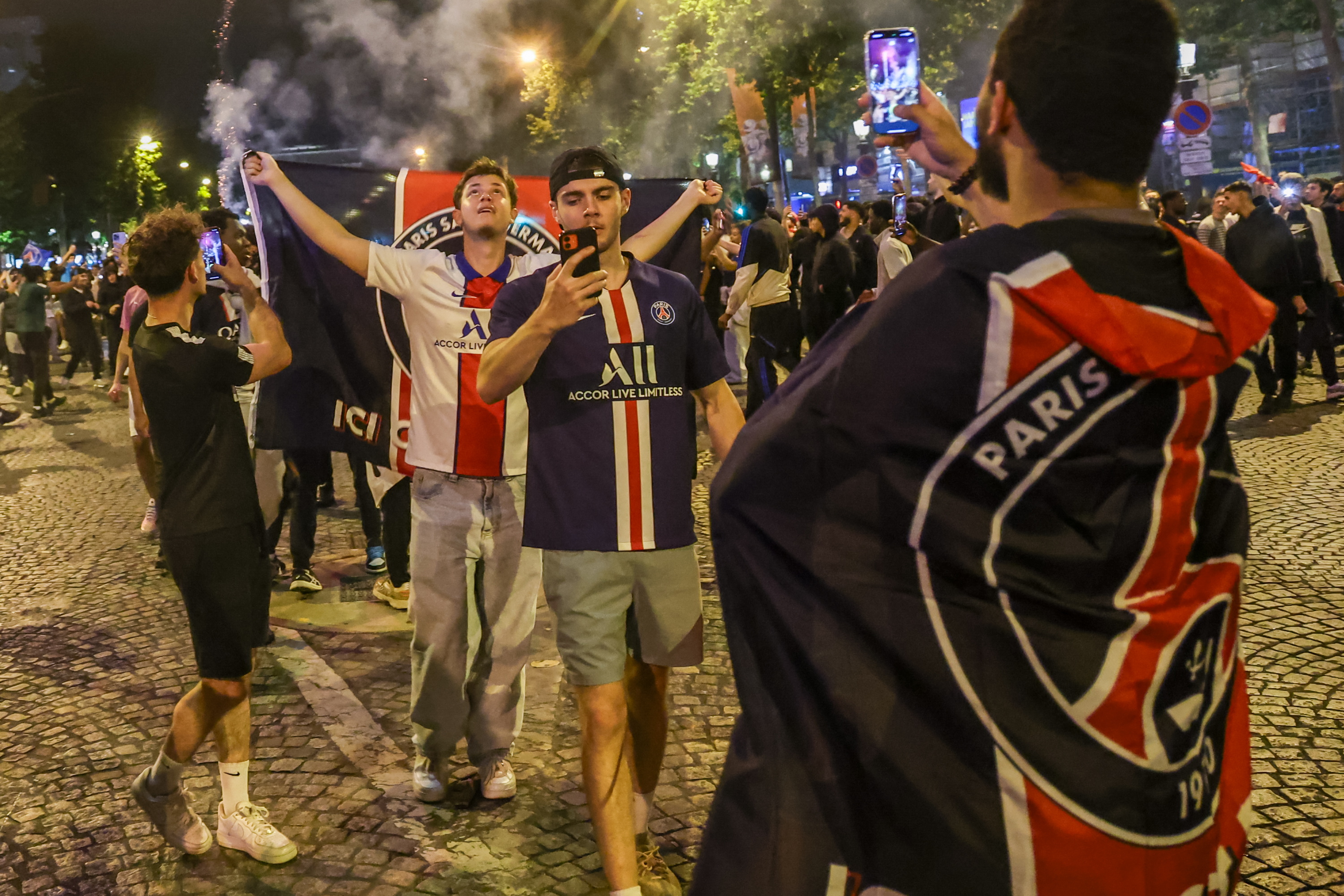 Por las celebraciones de la victoria del club PSG se registraron dos muertes y 200 heridos en Francia