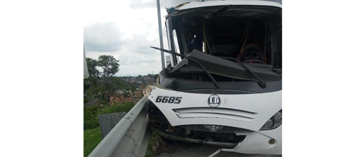 Accidente en puente Helicoidal, entre Cajamarca y Calarcá