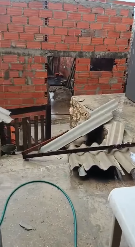 Vendaval deja varias viviendas destechadas en Barranquilla.