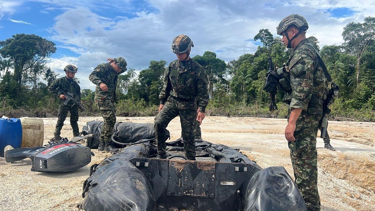 También se incautaron varias balsas en la operación.