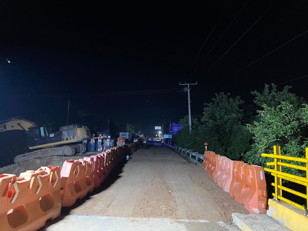 Habilitan Puente Juan de Acosta.