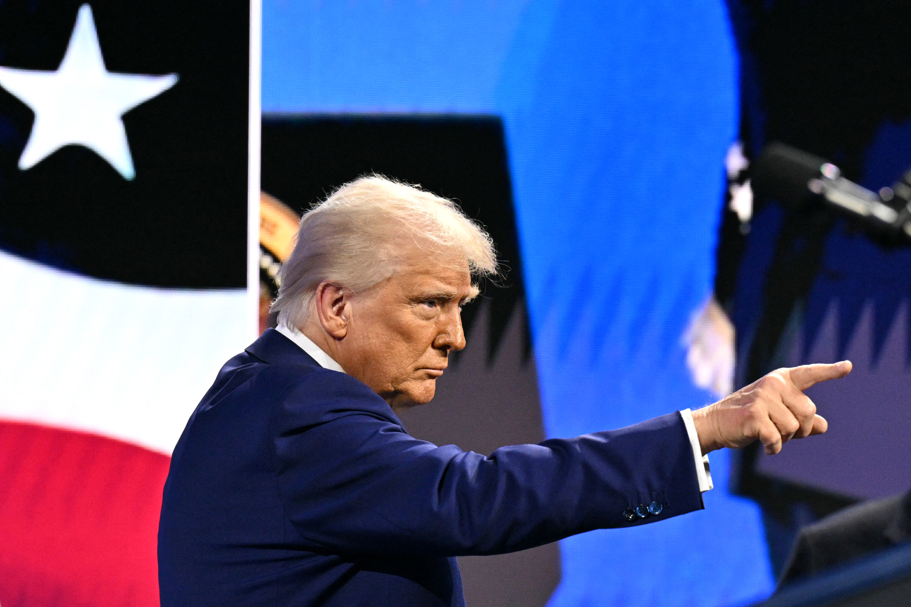 Donald Trump anunció la restricción total de entrada a ciudadanos de 12 países.