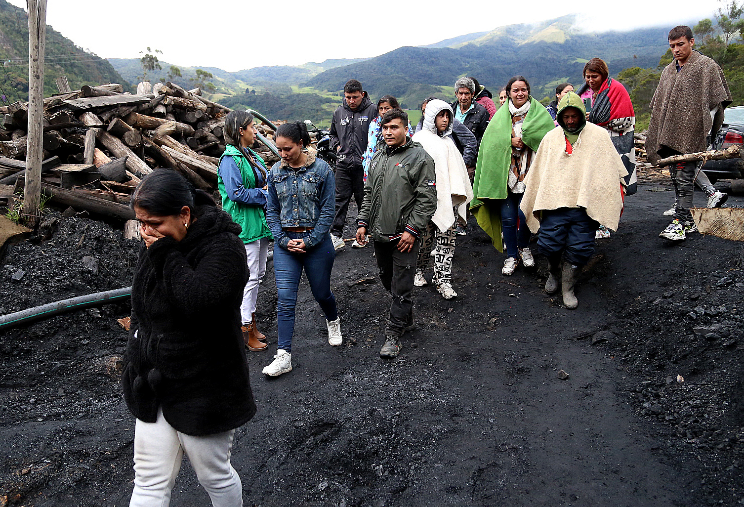 Zipaquirá, 5 de junio de 2025. Imágenes del operativo de rescate de tres trabajadores atrapados en una mina ilegal de carbón en la vereda El Empanizado, vía que comunica a este municipio con la población de Pacho y que queda a una hora del casco urbano de Zipaquirá. Los trabajadores  resultaron atrapados anoche tras un derrumbe en la mina. Fotos: Fernando Ariza Romero. El Tiempo Crédito: CEET Fotógrafo:
