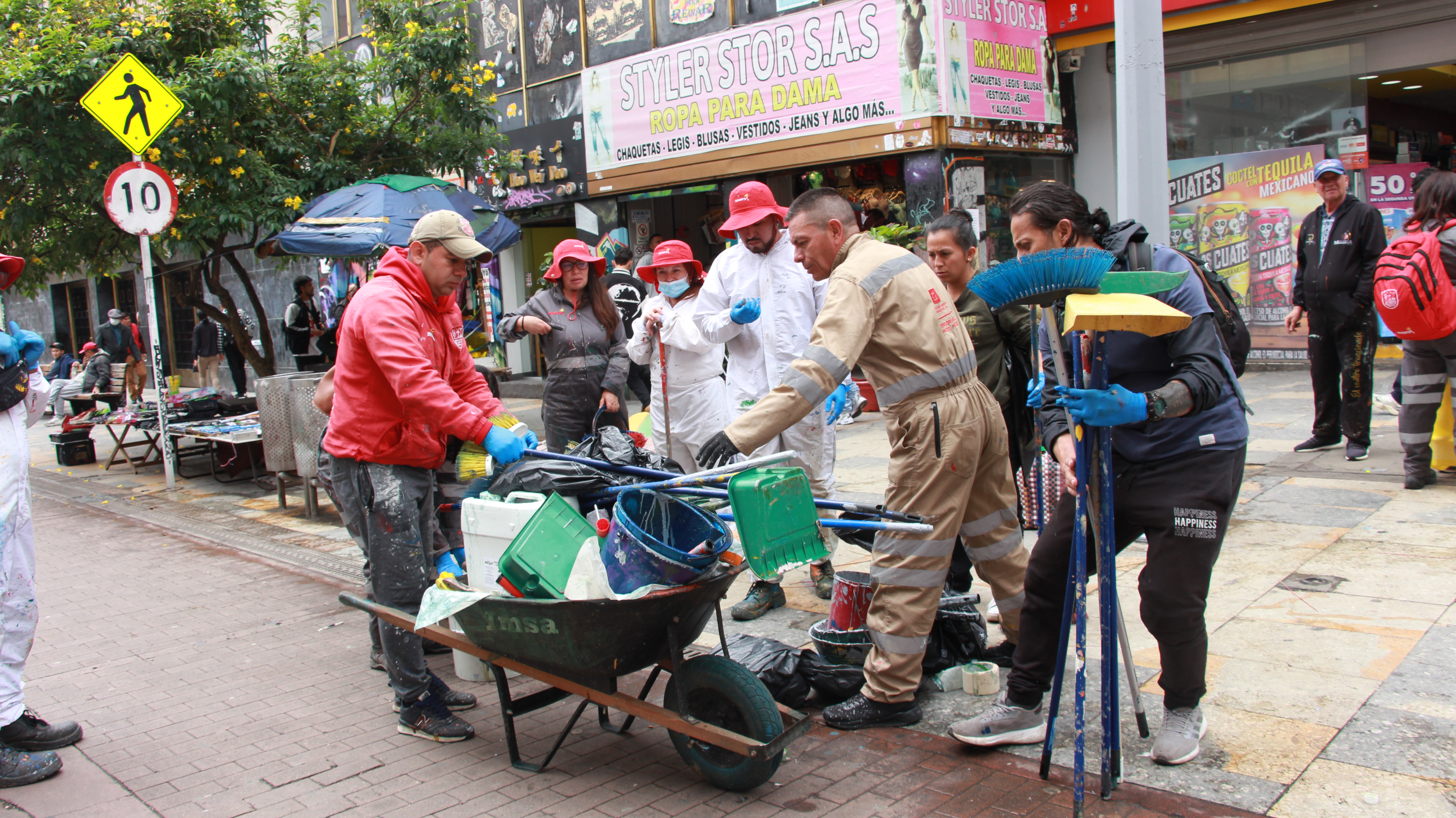 Los Defensores del Espacio Público Llegan A Distintas se separa de Bogotá.