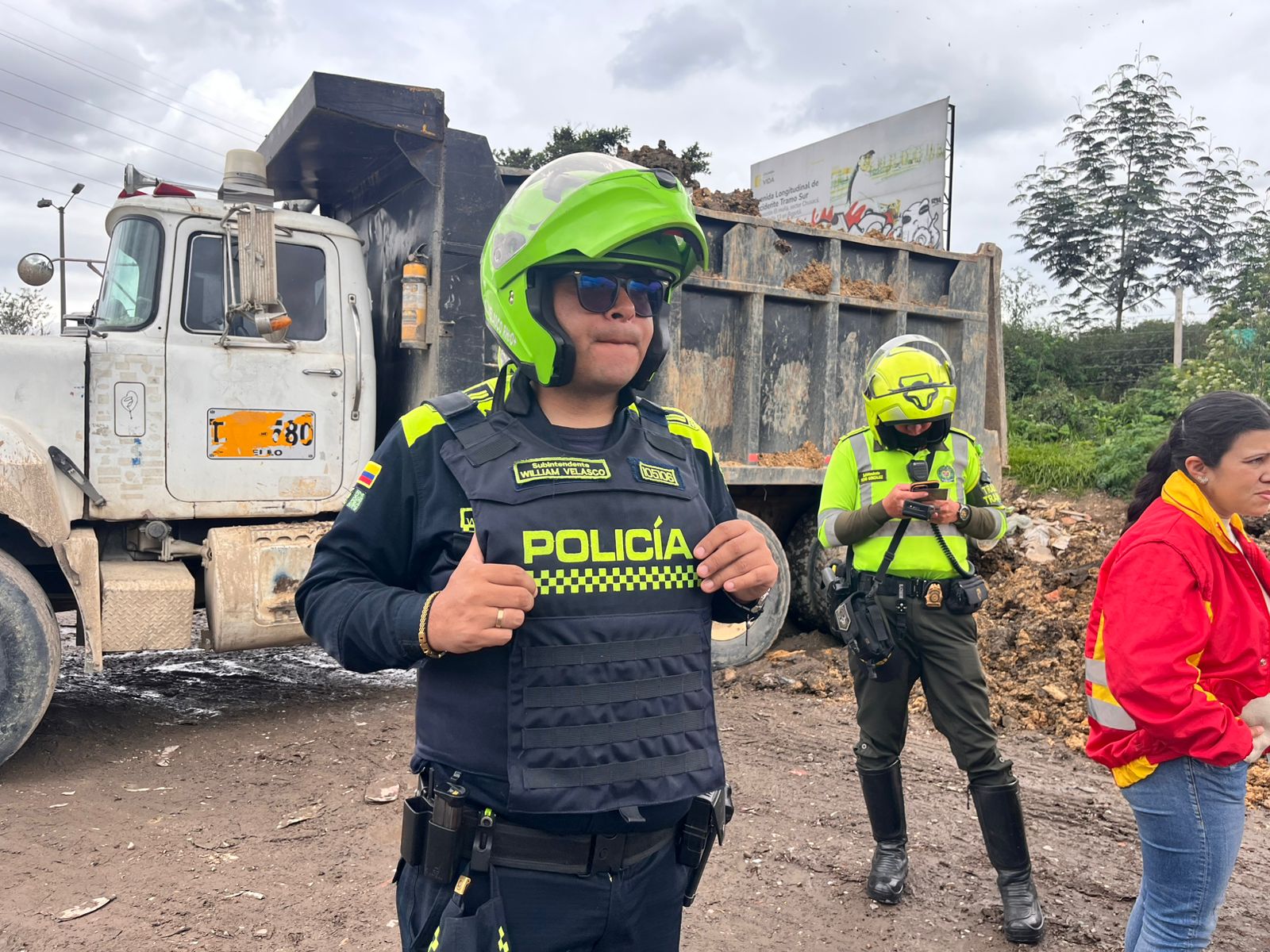 Policías Multando A Un Volquetero en Bogotá.